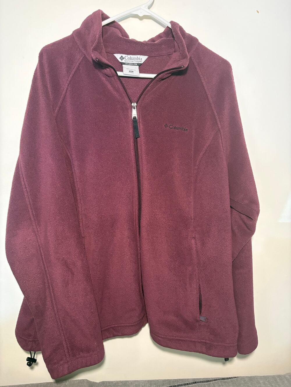 Women’s Columbia 2x full zip fleece jacket in a wine color